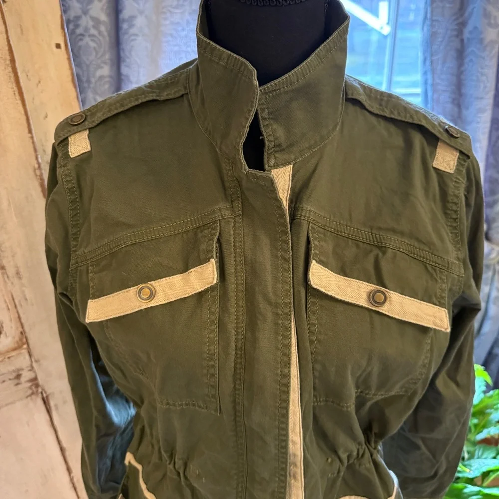 Cabi Military fatigue Anorak Style Zip up jacket. Green. Small.
